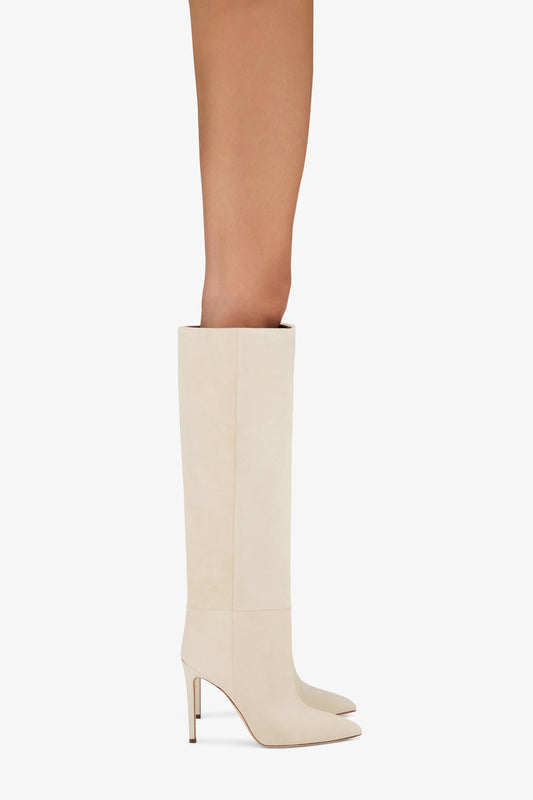 Stiletto-Stiefel aus angorafarbenem Kalbsveloursleder - Produkt getragen
