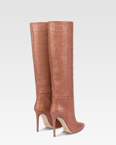 Spitz zulaufende, kniehohe Stiefel aus weichem Leder mit Kroko-Pragung in Texas Pink