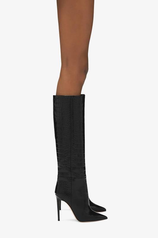 Stiletto-Stiefel aus schwarzem Leder in Kroko-Optik - Produkt getragen
