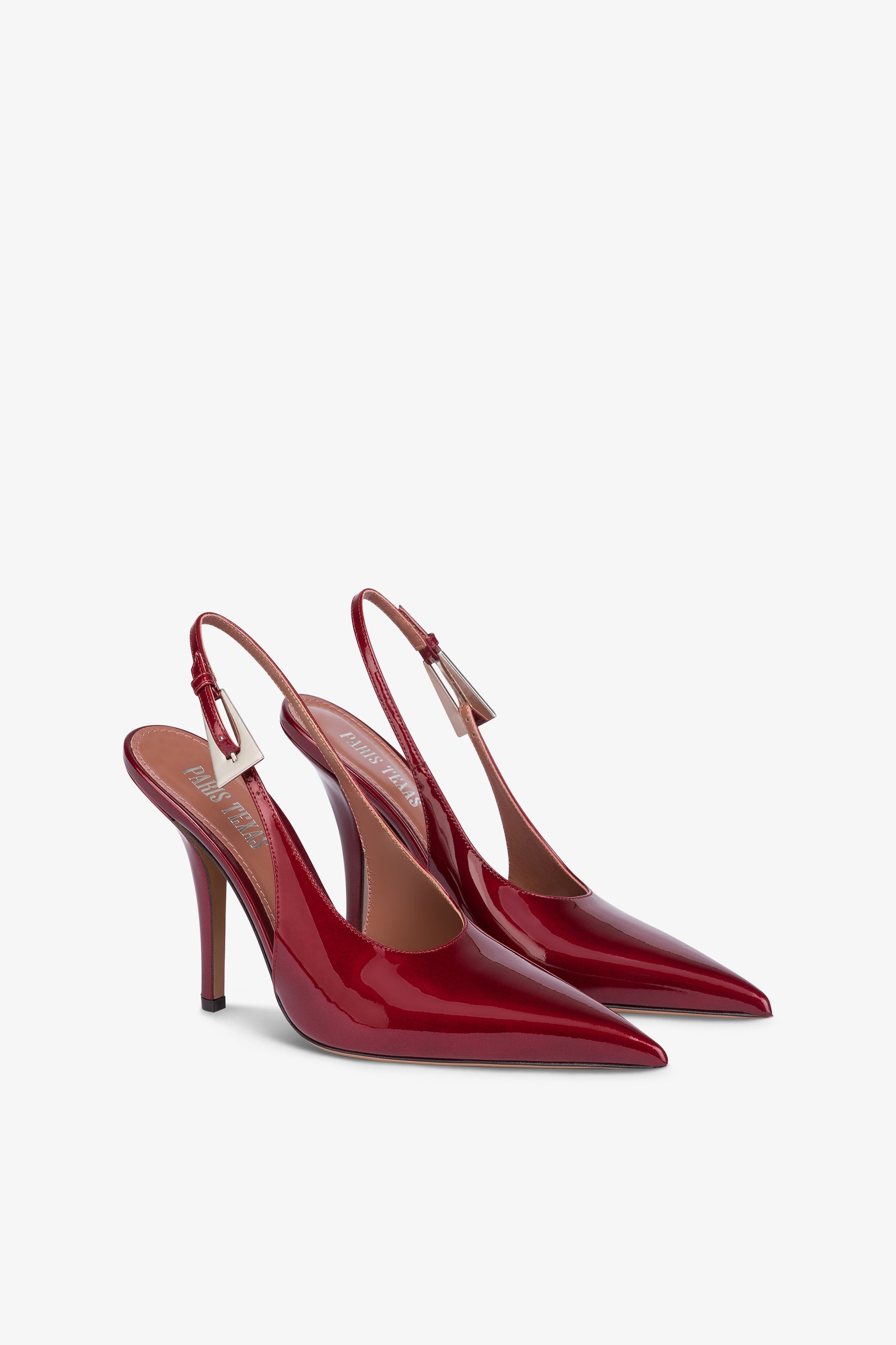 Scharfkantige, spitz zulaufende Slingback-Pumps aus glanzendem Lackleder in Pinot Noir