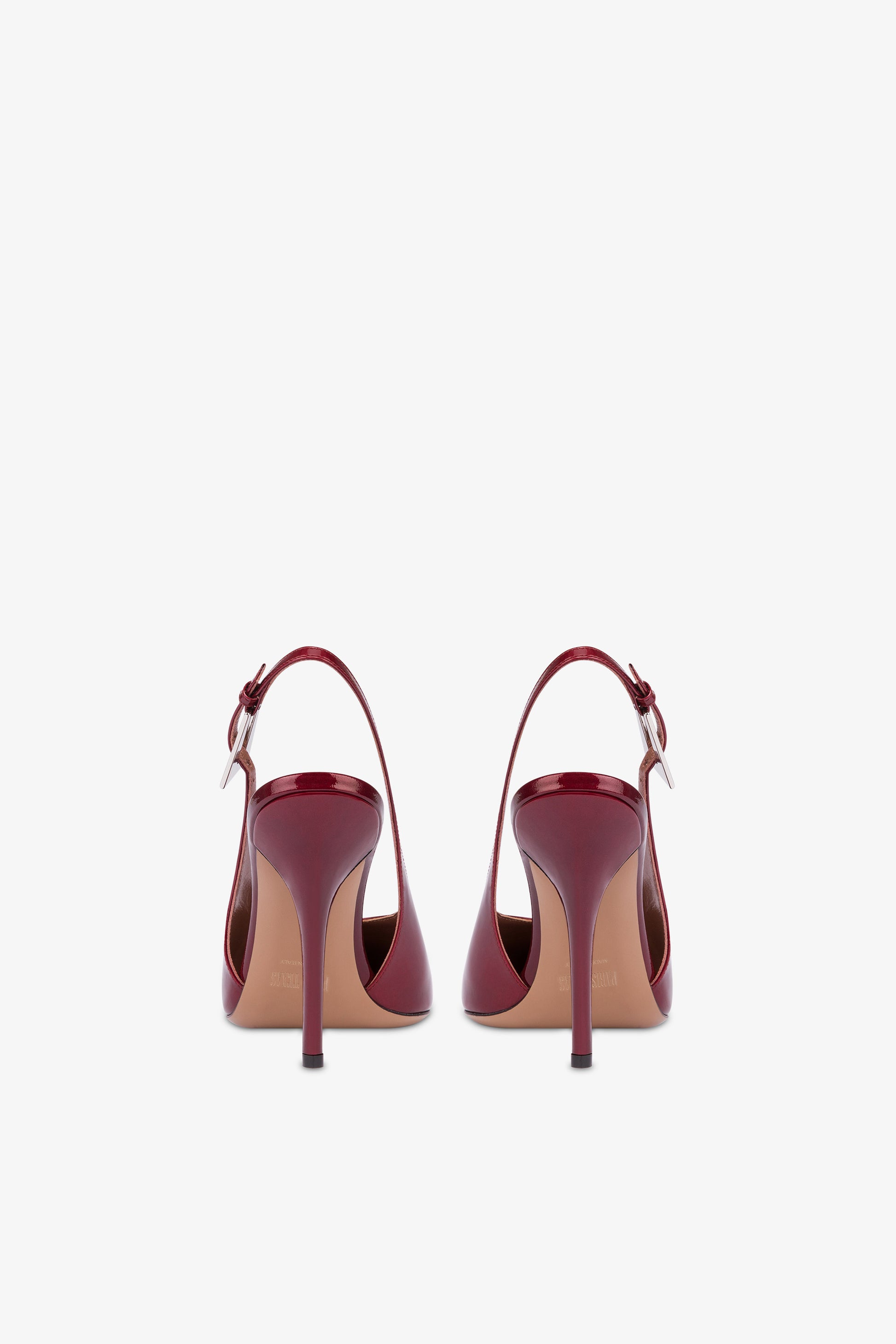 Scharfkantige, spitz zulaufende Slingback-Pumps aus glanzendem Lackleder in Pinot Noir