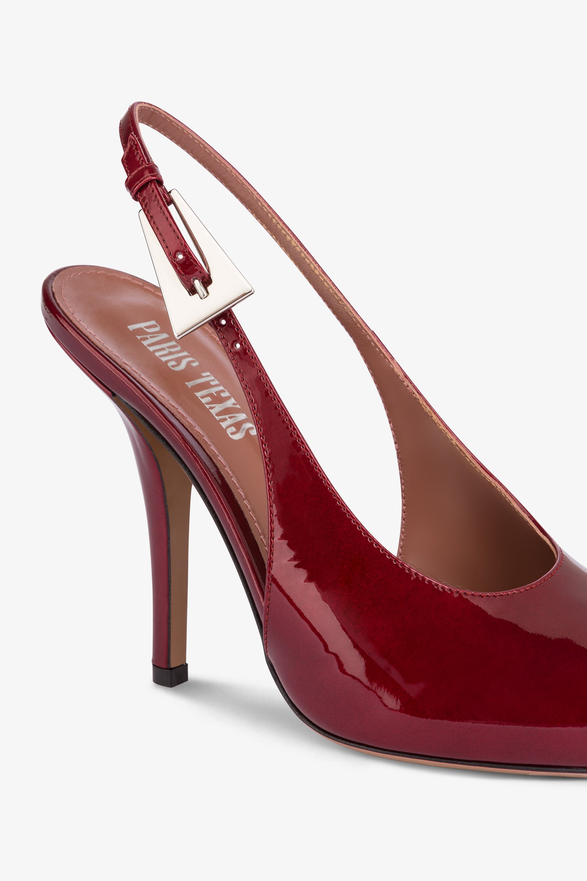 Scharfkantige, spitz zulaufende Slingback-Pumps aus glanzendem Lackleder in Pinot Noir