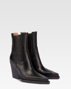 Botines de punta fina en piel vintage negra brillante