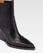 Botines de punta fina en piel vintage negra brillante