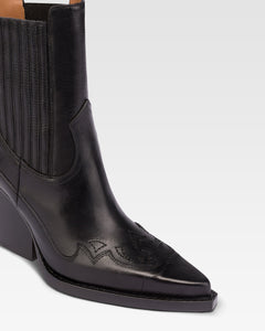 Botines de punta fina en piel vintage negra brillante