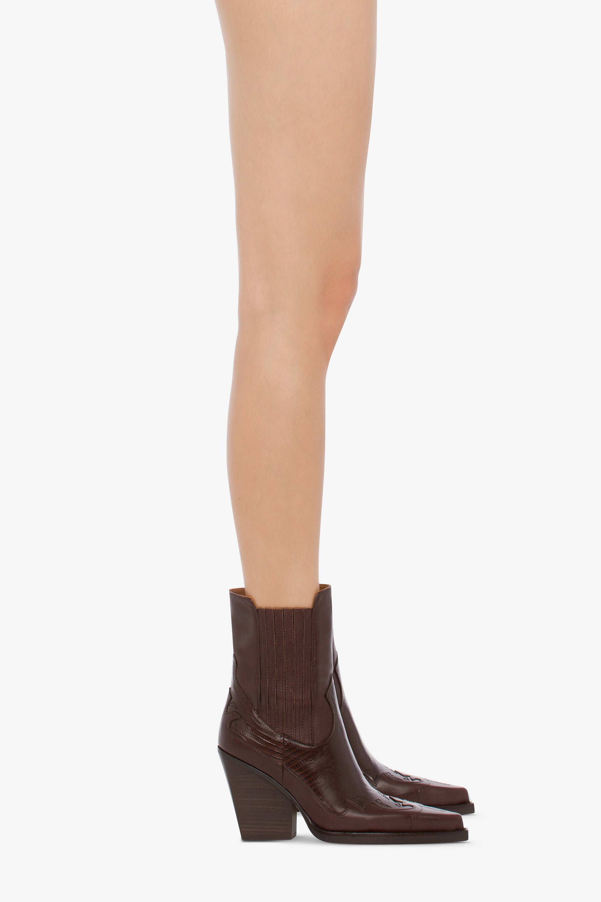 Pointed ankle boots in chocolate and mocha lizard-printed leather - Produit porté