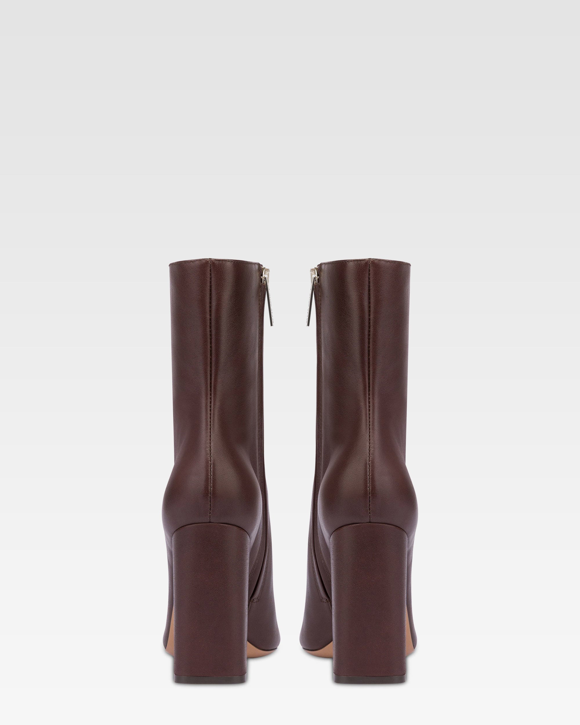 Botines de punta fina de piel lisa color moca