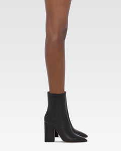 Bottines pointues en cuir lisse noir