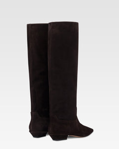 Botas de piel de ante de becerro de color ebano.