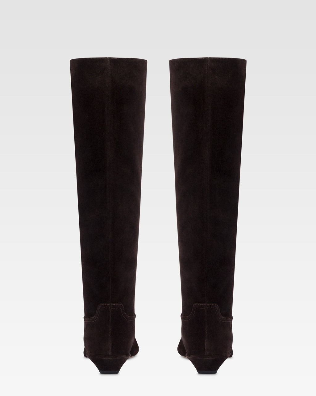 Botas de piel de ante de becerro de color ebano.