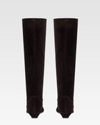 Botas de piel de ante de becerro de color ebano.