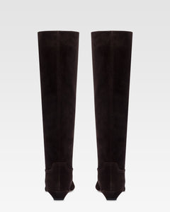 Botas de piel de ante de becerro de color ebano.