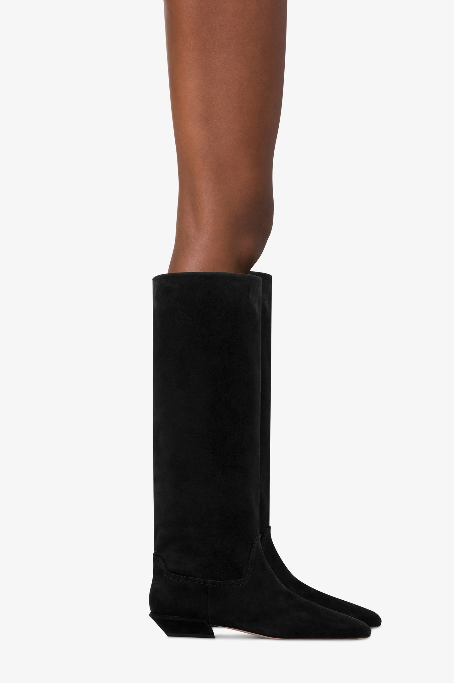 Boots in black calf suede leather.