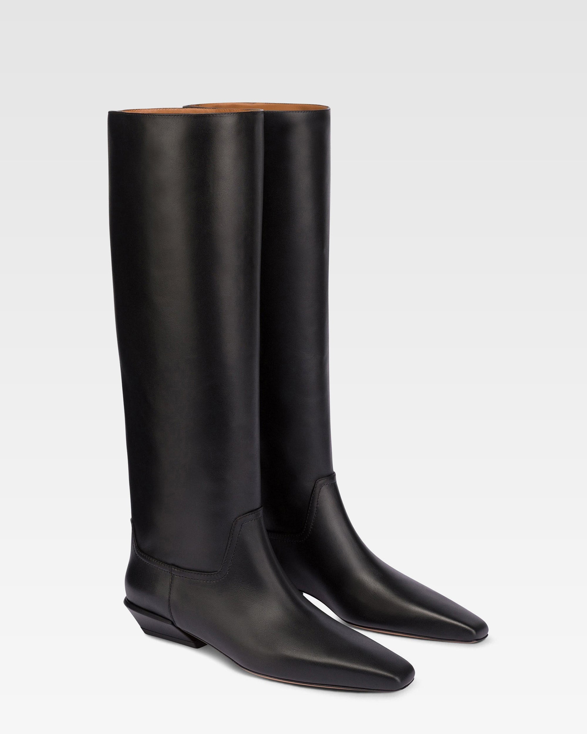 Calfskin leather boot
