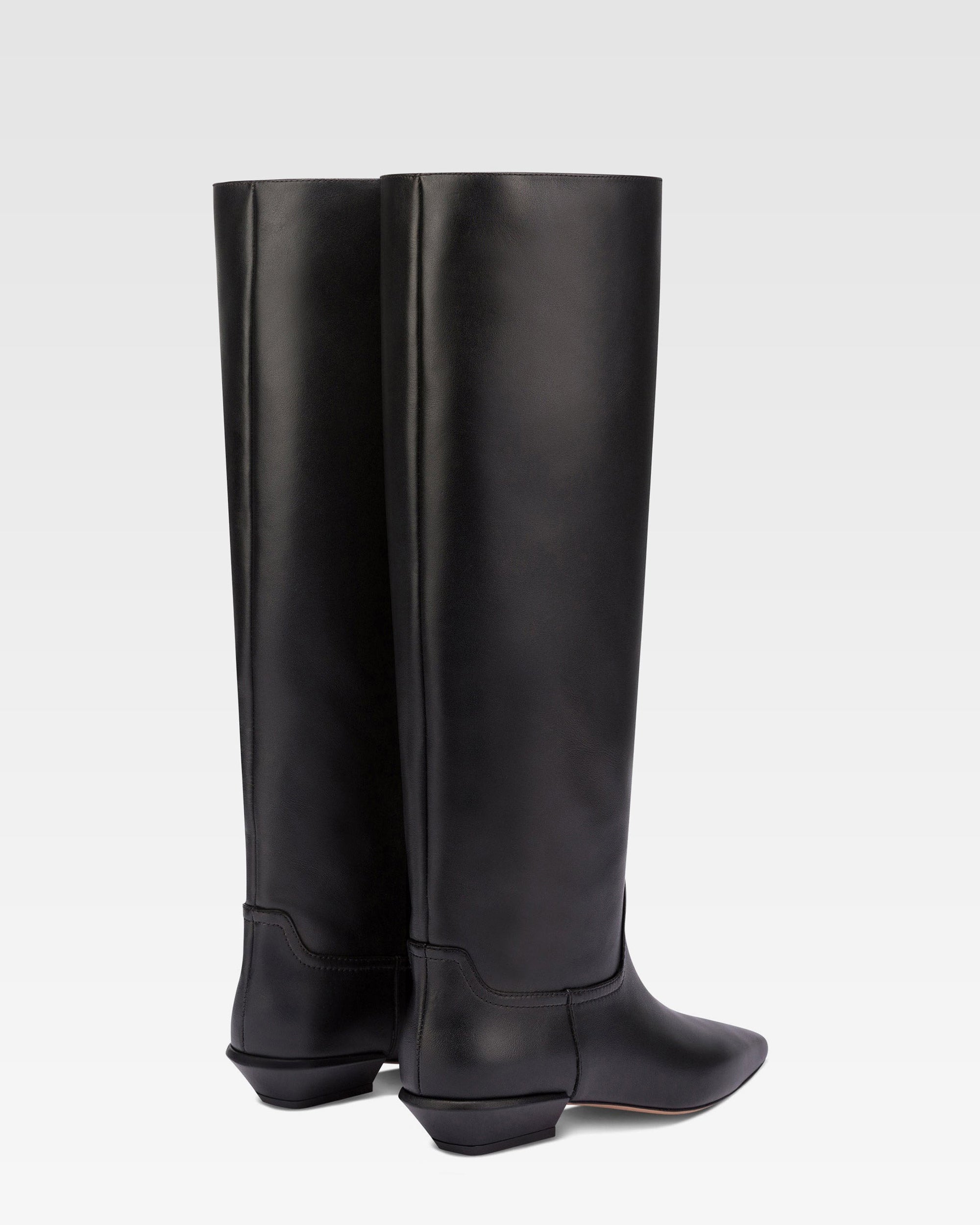 Calfskin leather boot