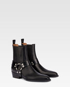 Spitz zulaufende Stiefeletten aus glanzendem, schwarzem Vintage-Leder