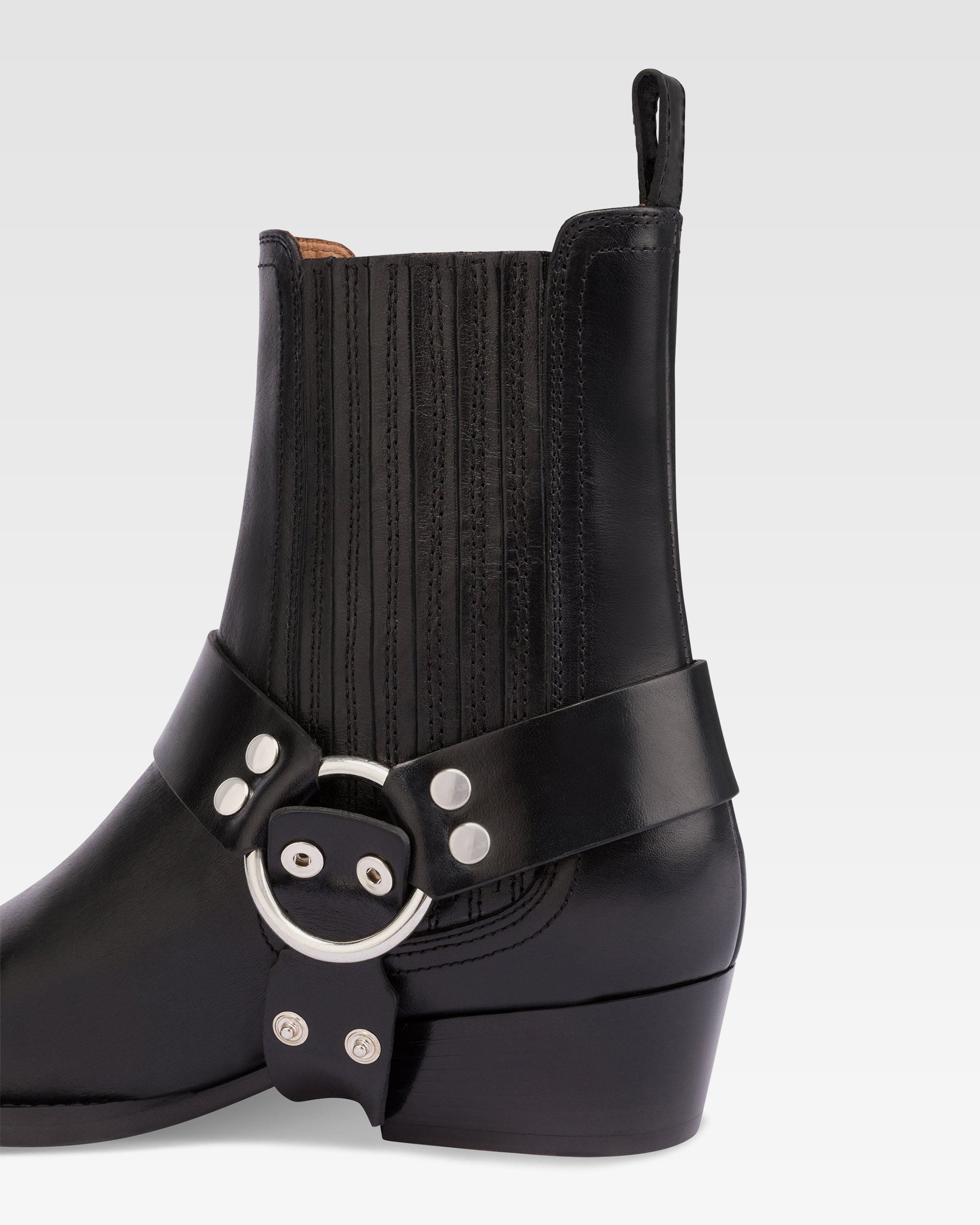 Spitz zulaufende Stiefeletten aus glanzendem, schwarzem Vintage-Leder