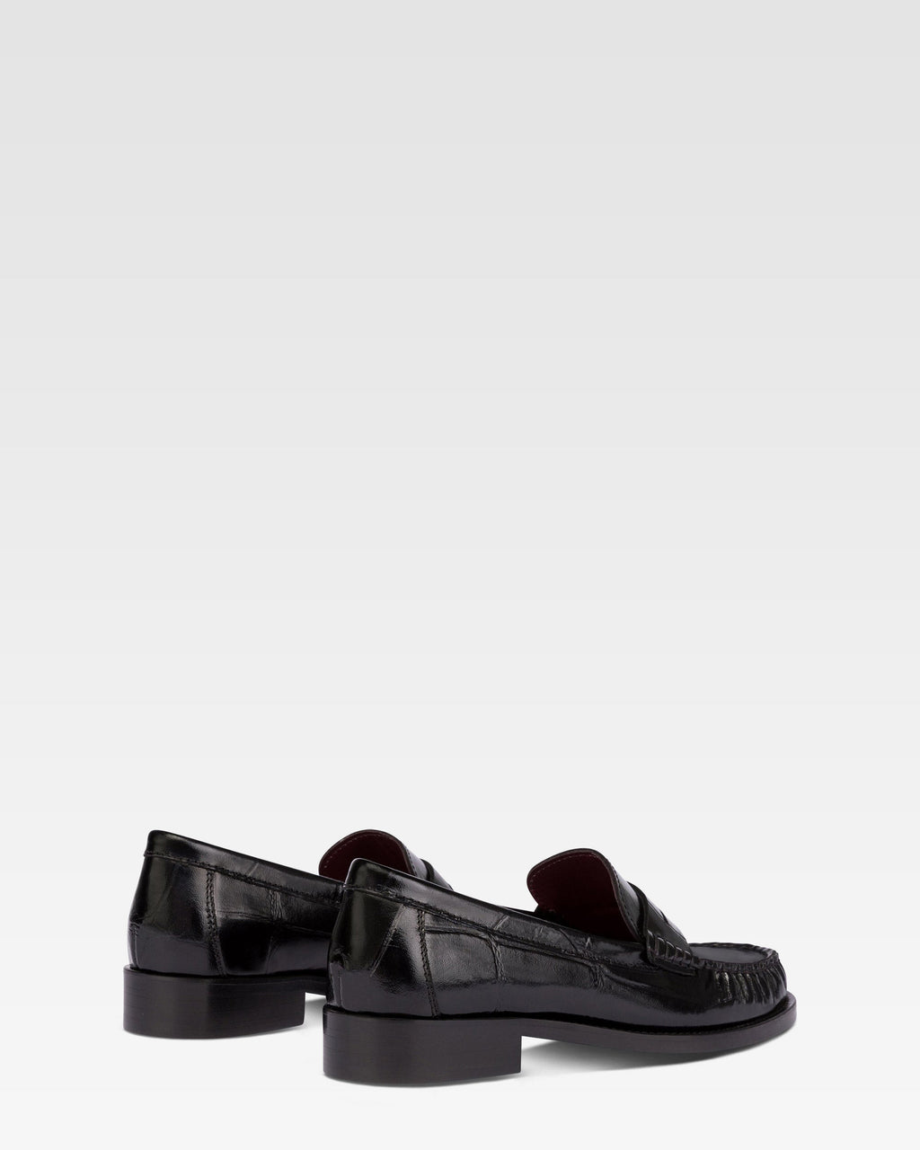 Mocasines de piel negra con maxi grabado de cocodrilo