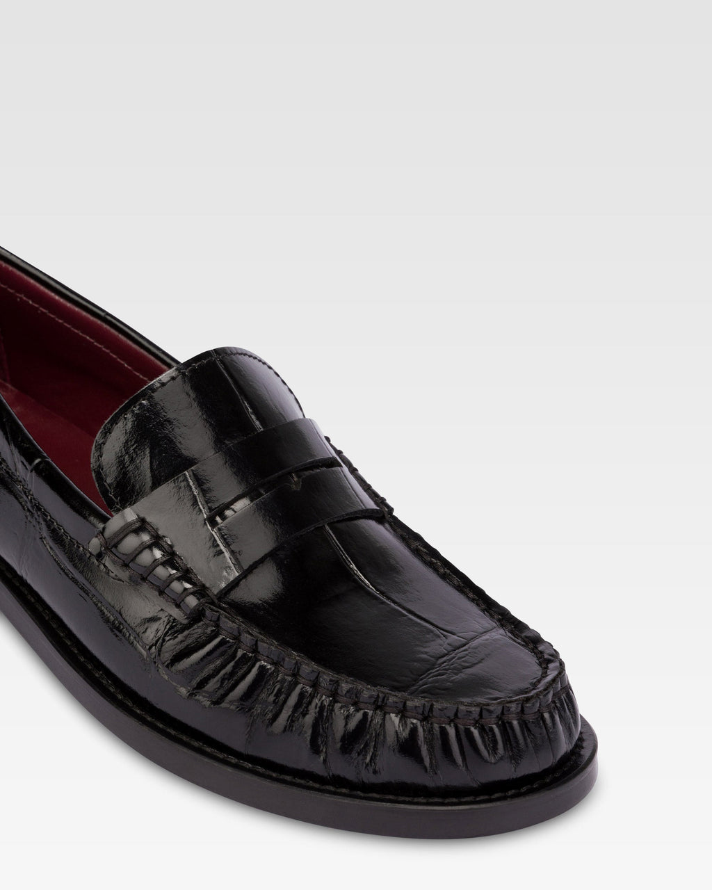 Mocasines de piel negra con maxi grabado de cocodrilo