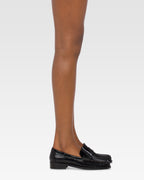 Mocasines de piel negra con maxi grabado de cocodrilo