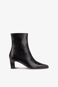 Pointed ankle boots in smooth black leather