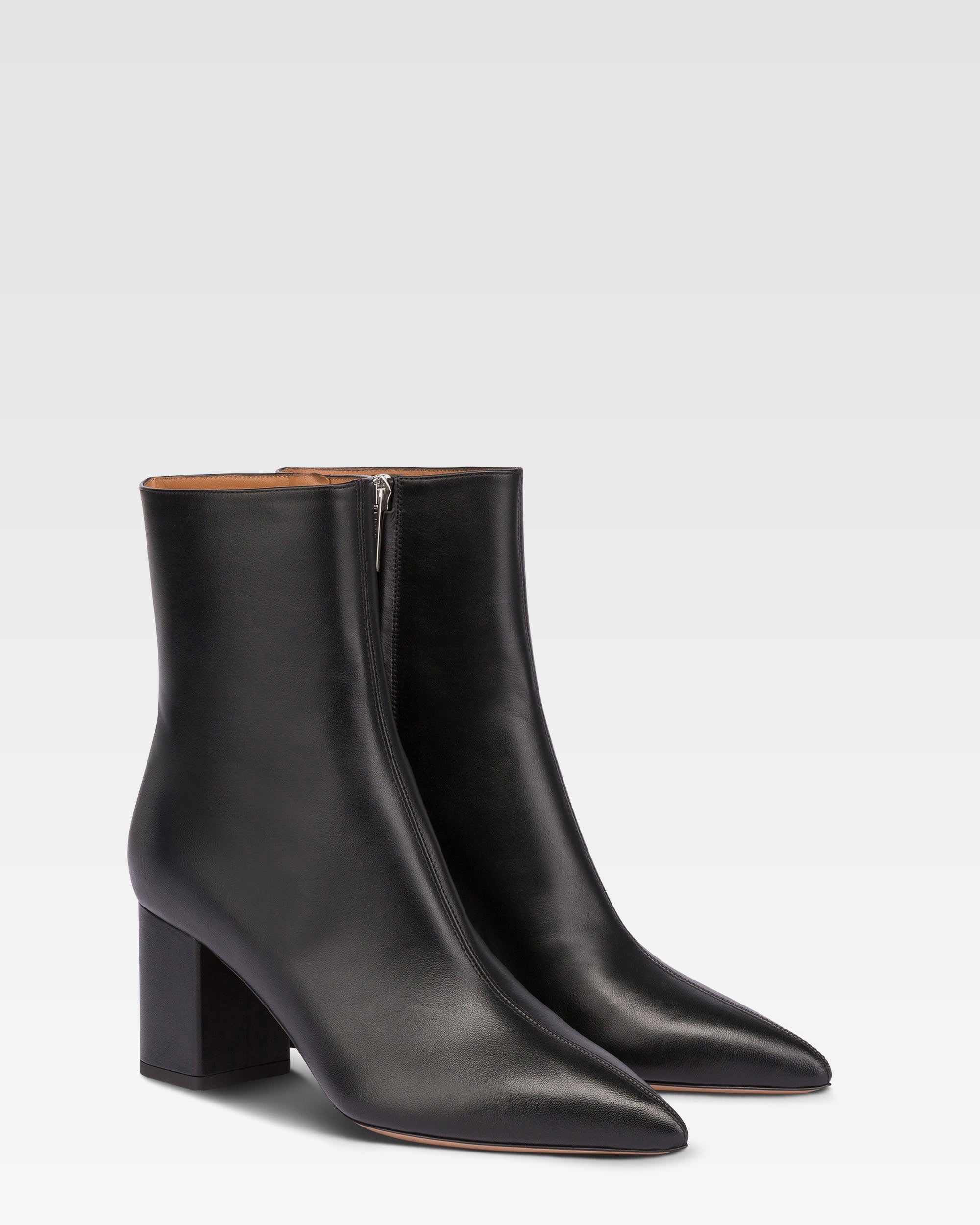 Bottines pointues en cuir lisse noir