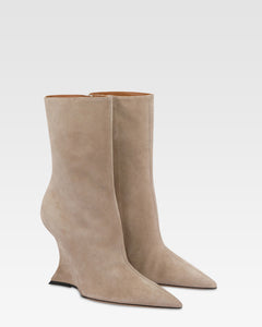 Botas de piel de ante en tono piedra