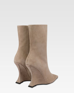 Botas de piel de ante en tono piedra