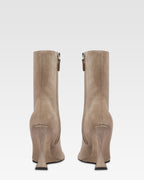 Botas de piel de ante en tono piedra