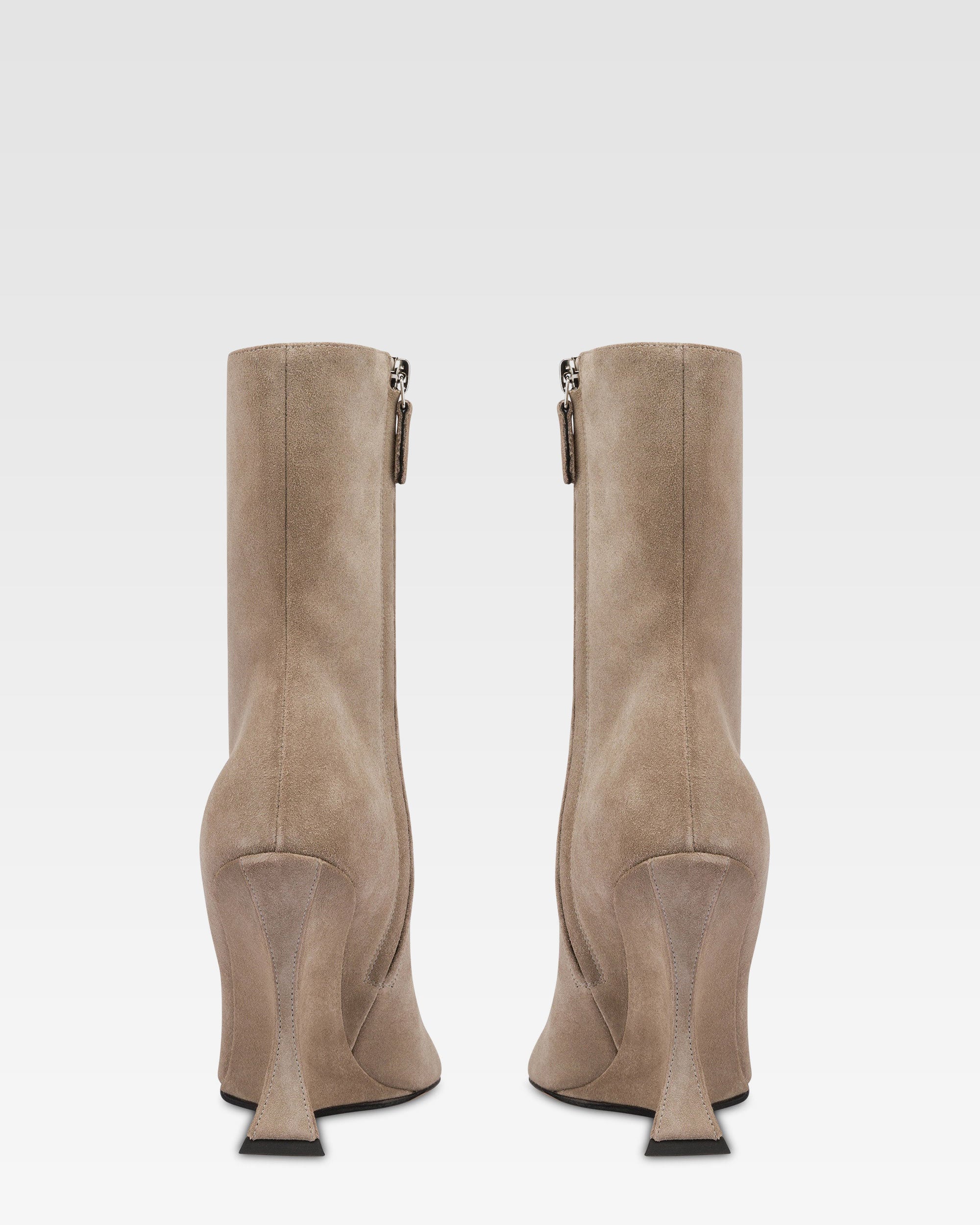 Boots in stone suede leather