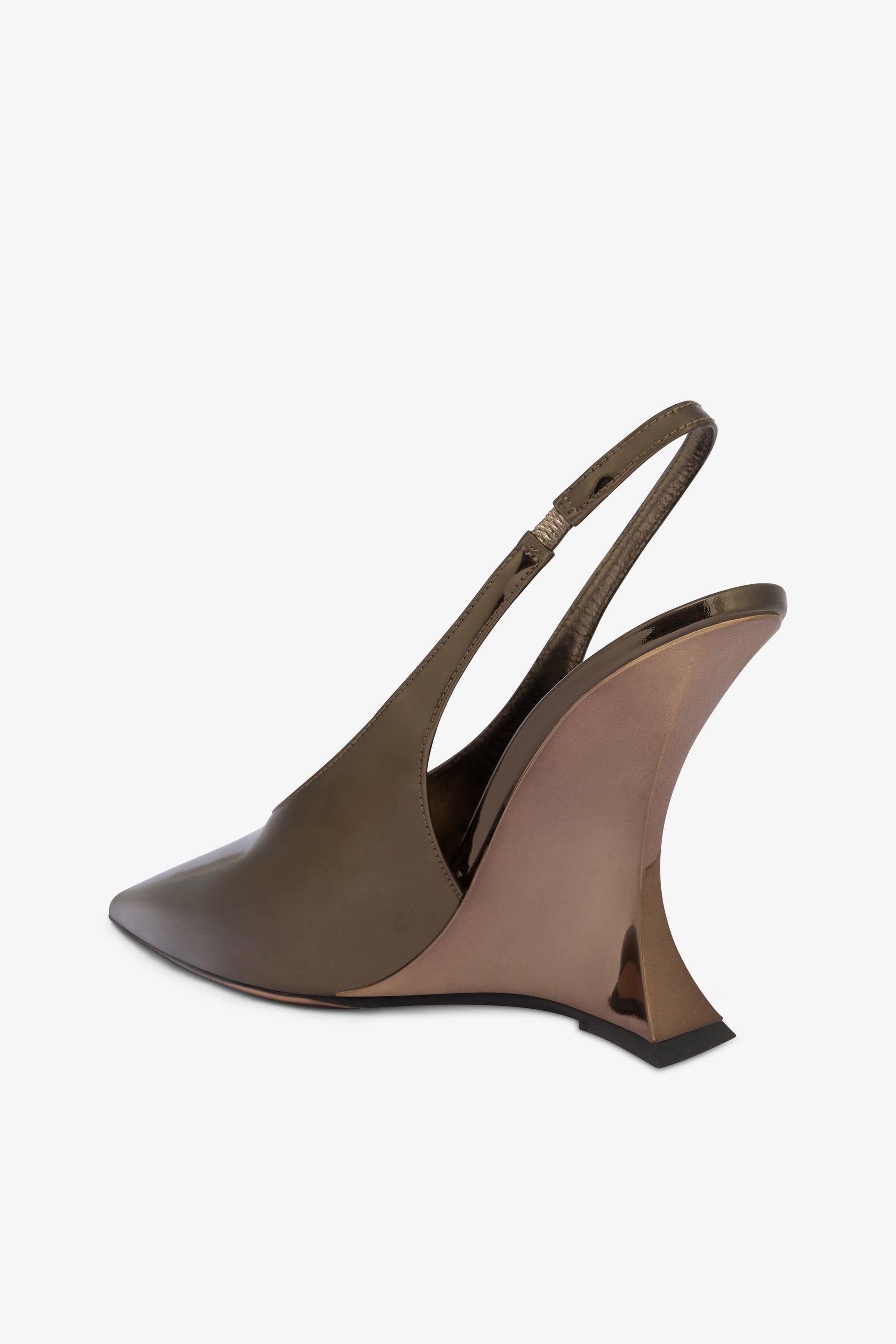 Slingbacks aus safarifarbenem Leder mit Spiegeleffekt