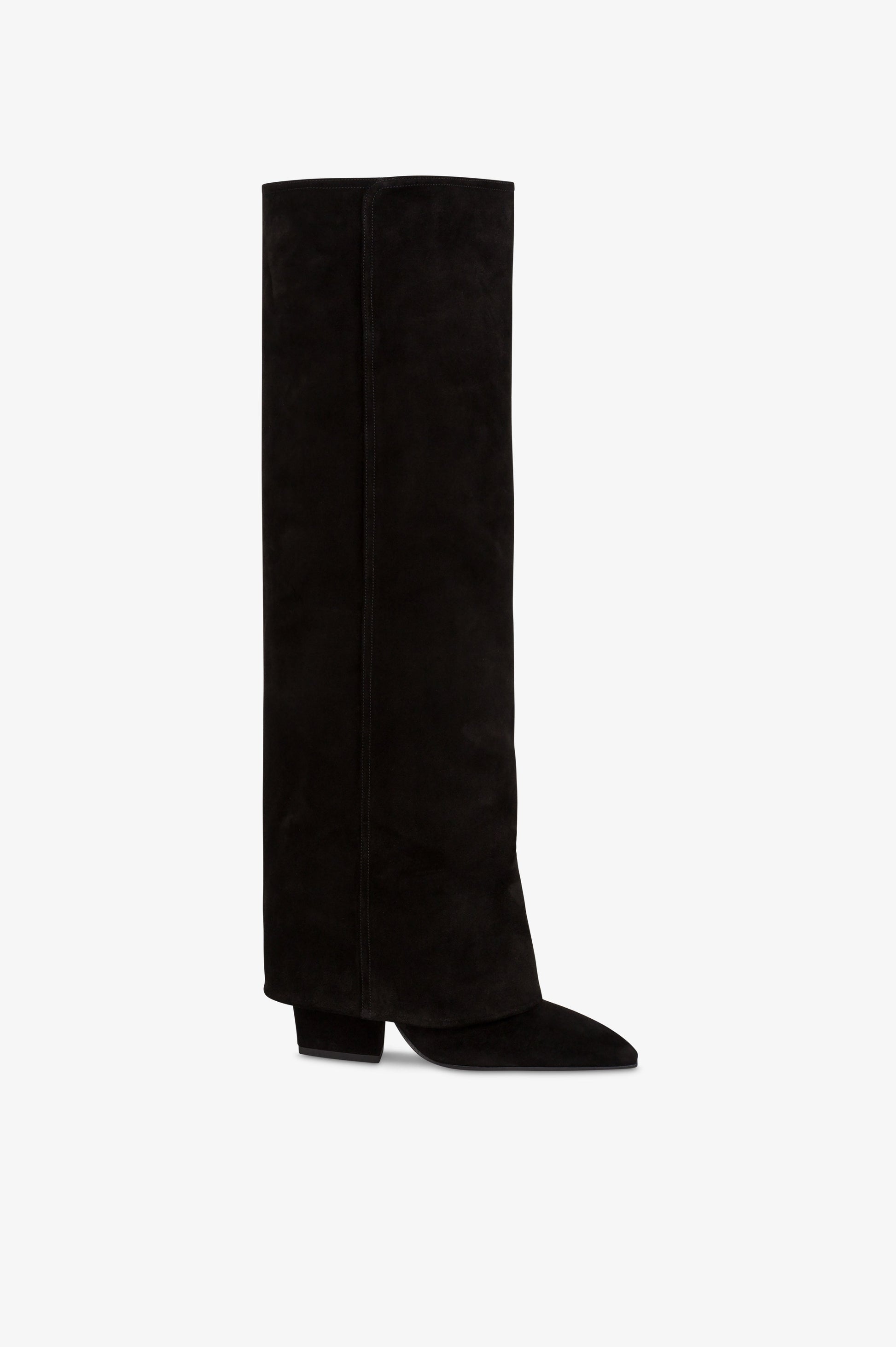 Botas <<fold-over>> de piel de ante de becerro de color negro.