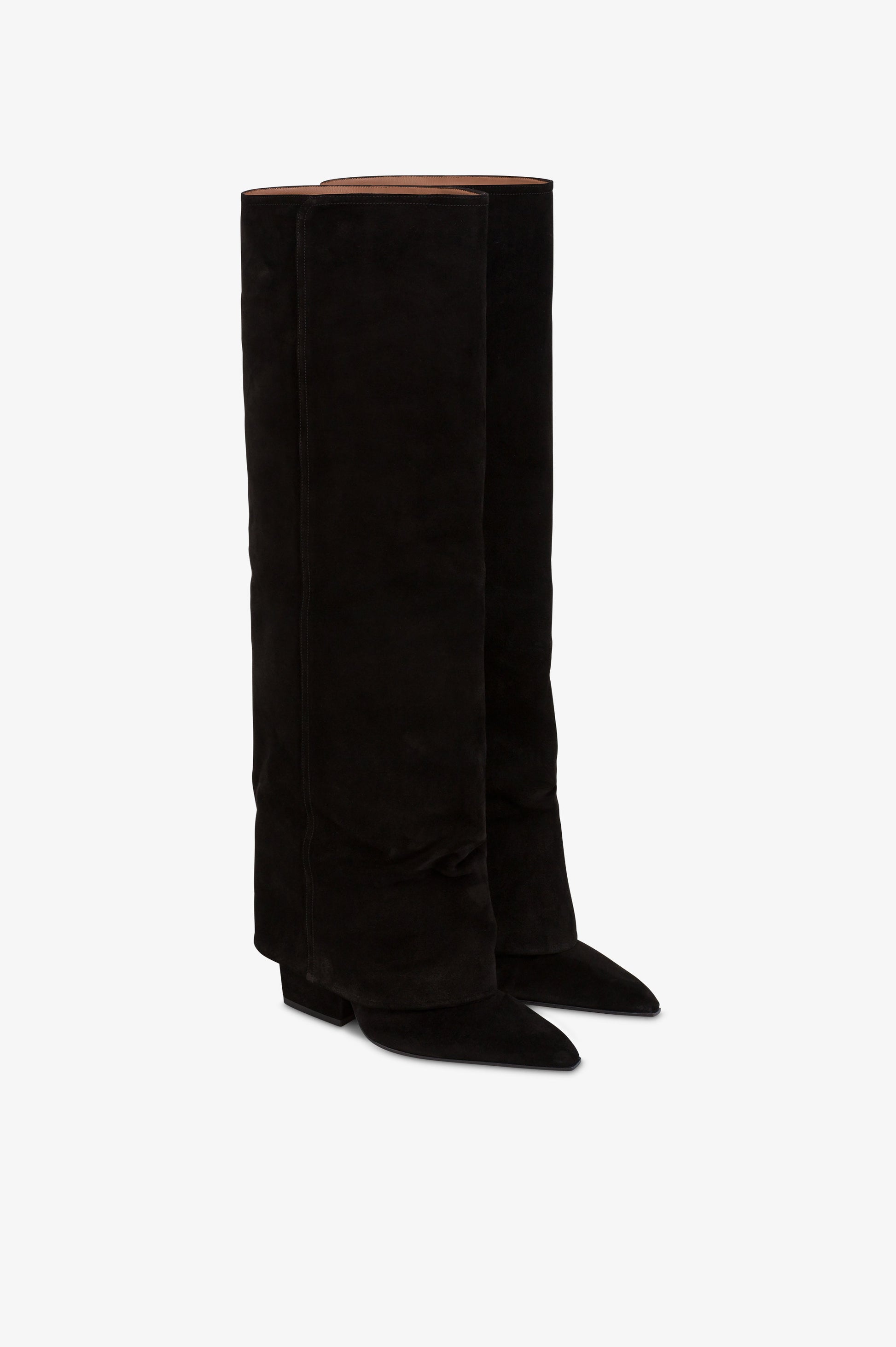 Botas <<fold-over>> de piel de ante de becerro de color negro.