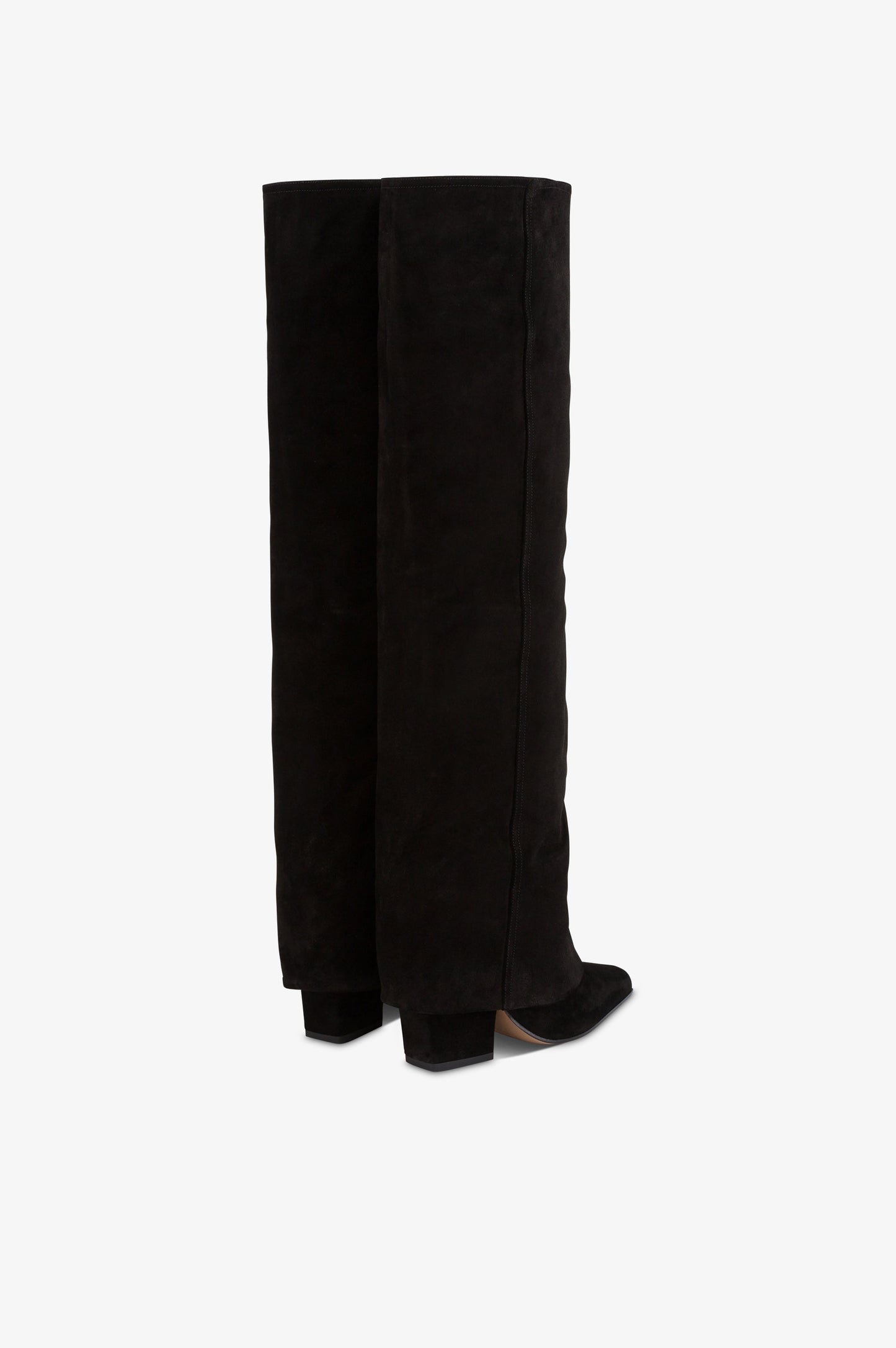 Botas <<fold-over>> de piel de ante de becerro de color negro.