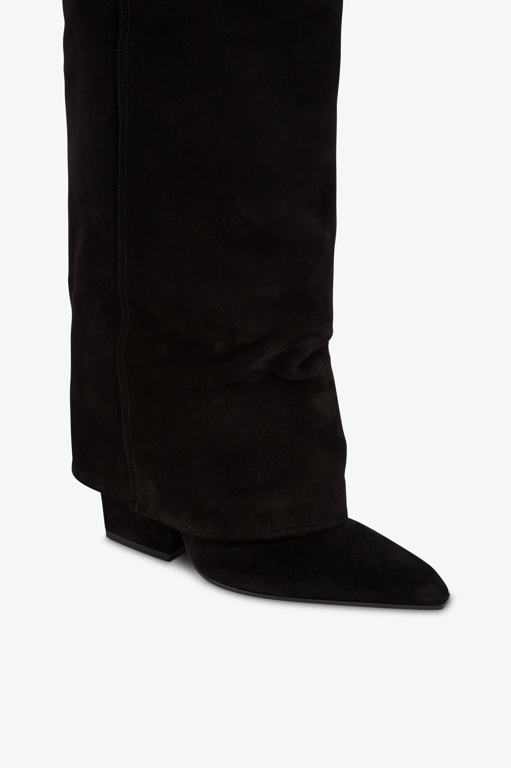 Botas <<fold-over>> de piel de ante de becerro de color negro.