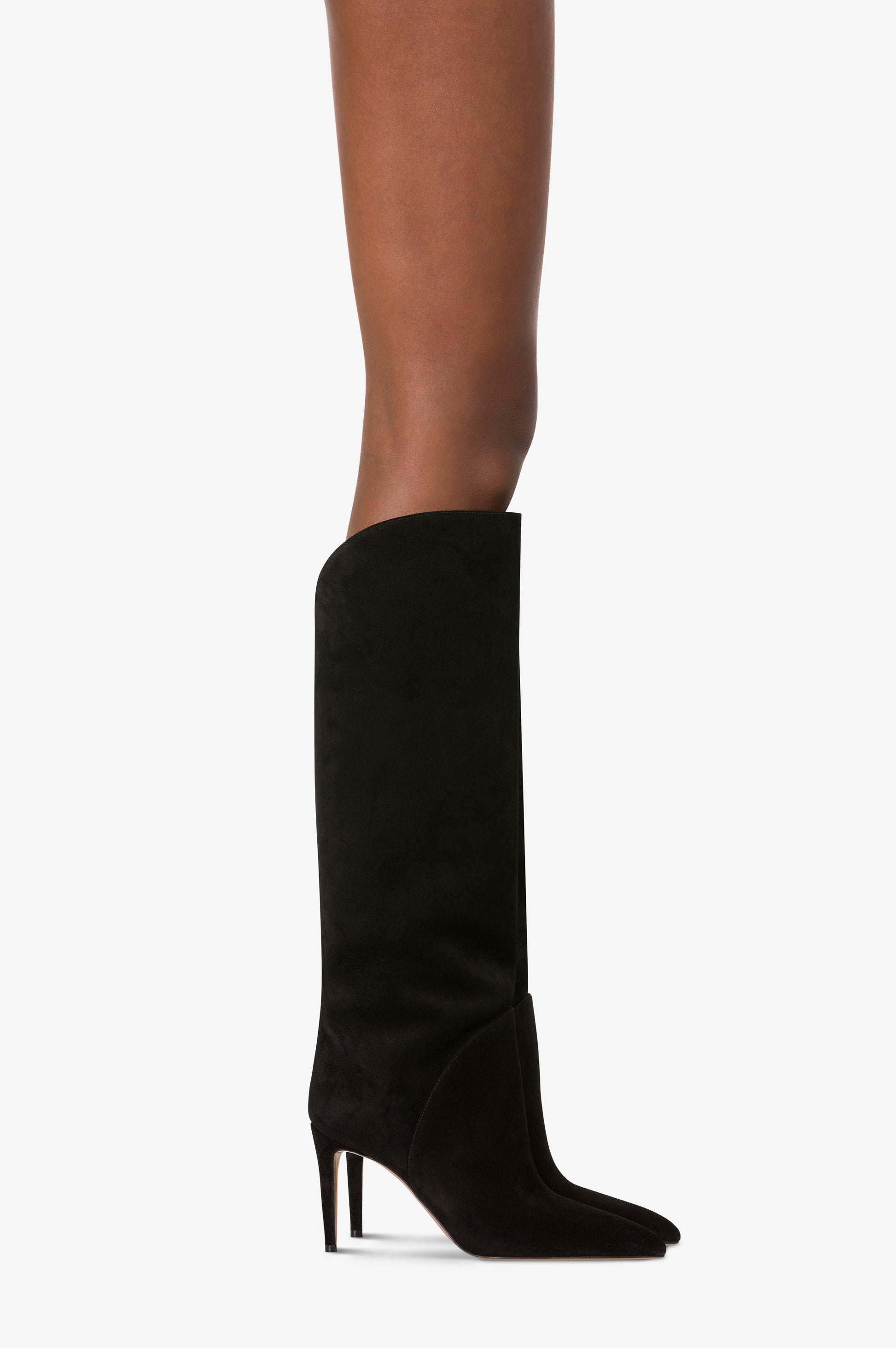 Botas de piel de ante de becerro de color negro.