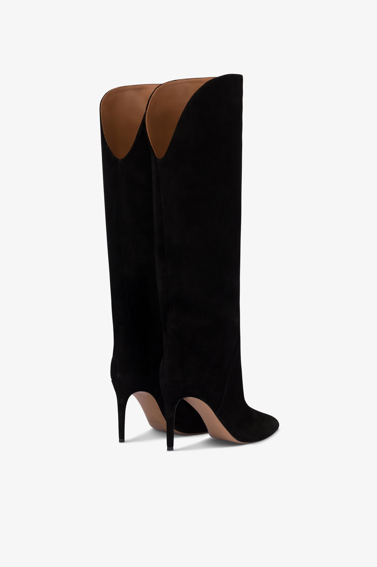 Botas de piel de ante de becerro de color negro.