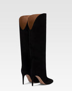 Botas de piel de ante de becerro de color negro.