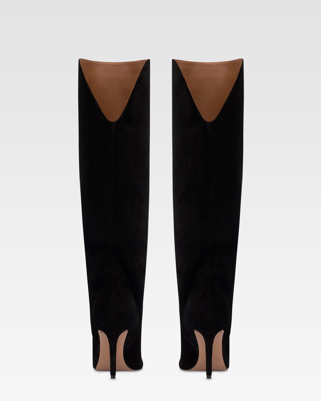 Botas de piel de ante de becerro de color negro.