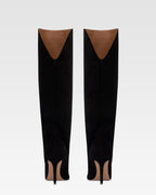 Botas de piel de ante de becerro de color negro.