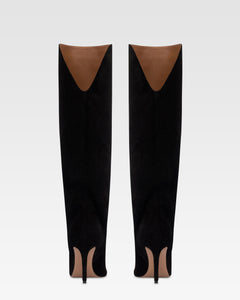 Botas de piel de ante de becerro de color negro.