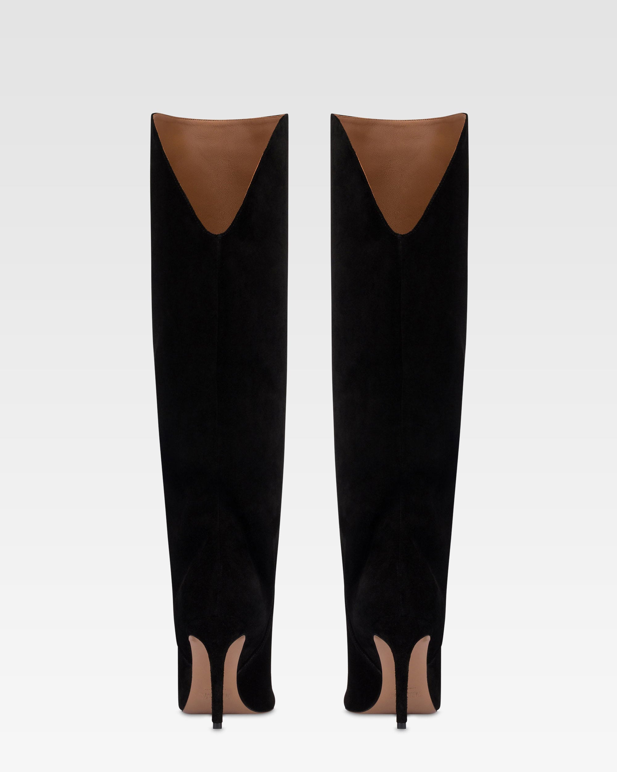 Botas de piel de ante de becerro de color negro.