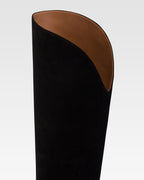 Botas de piel de ante de becerro de color negro.