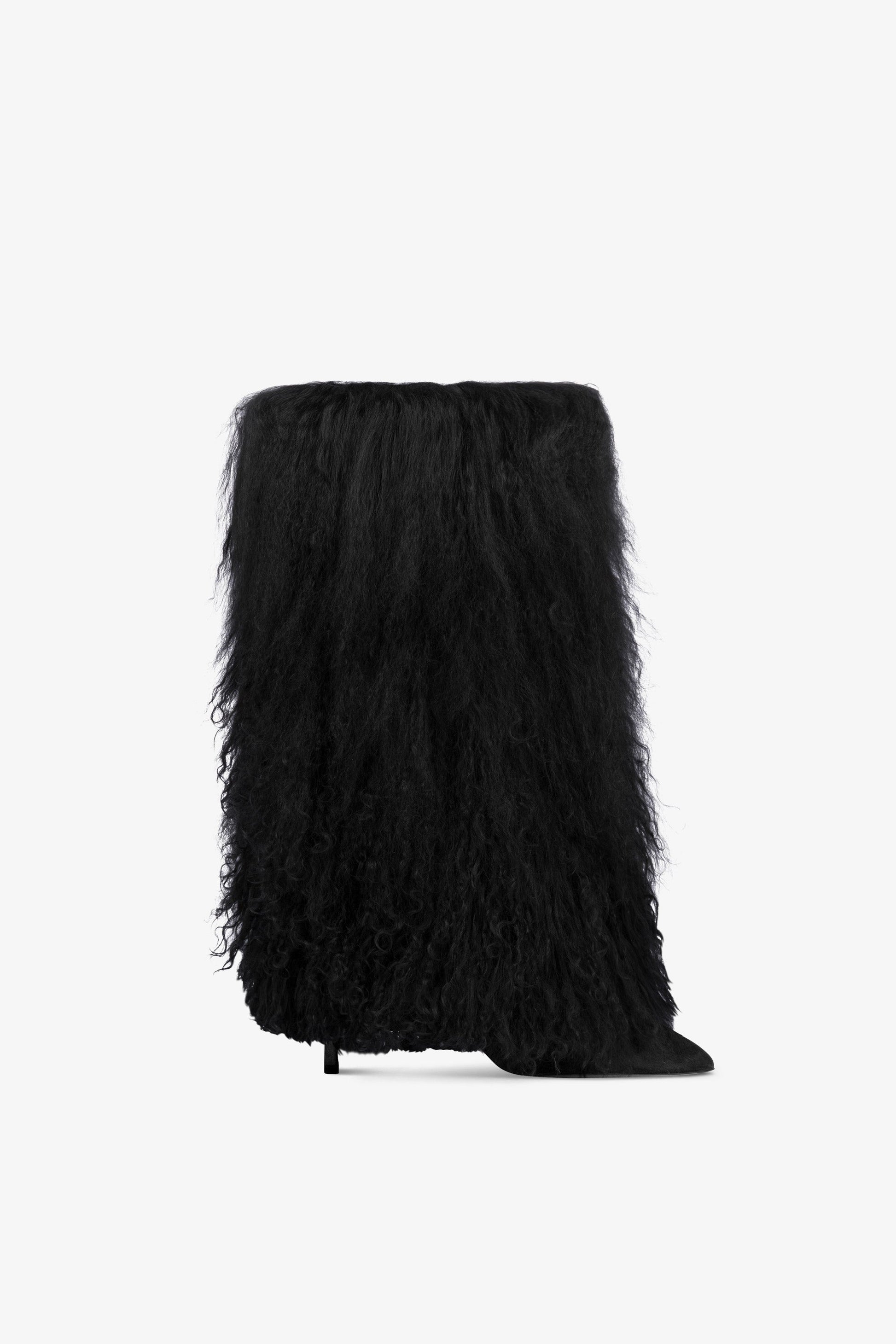 Boots in off-black faux fur