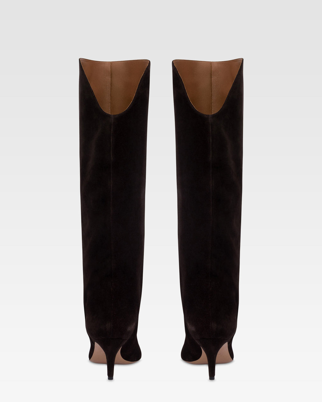 Stiefel aus tiefschwarzem Kalbsveloursleder.