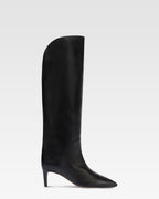 Boots in black leather