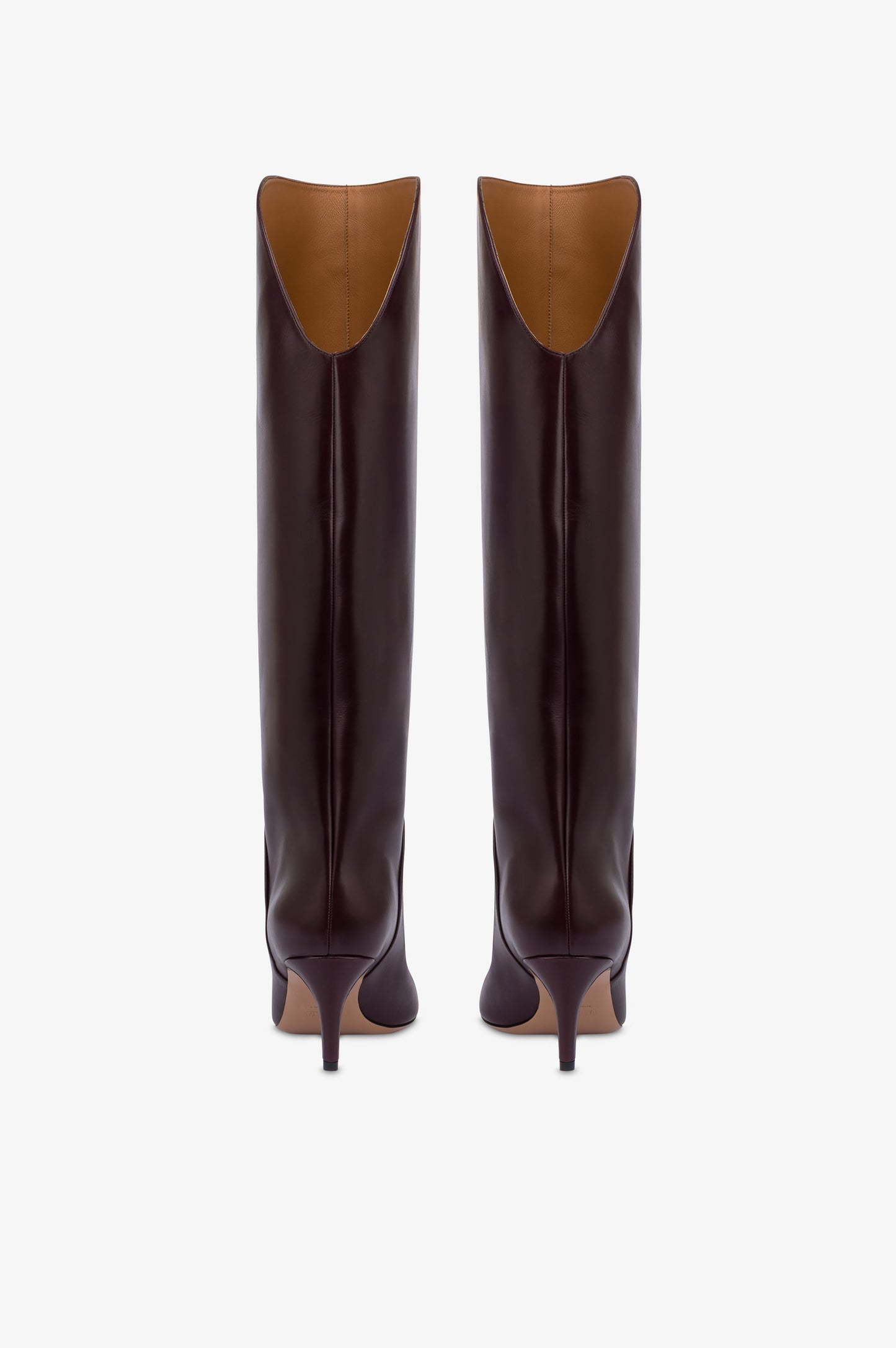 Stiefel aus Kalbsleder in der Farbe Pinot Noir.