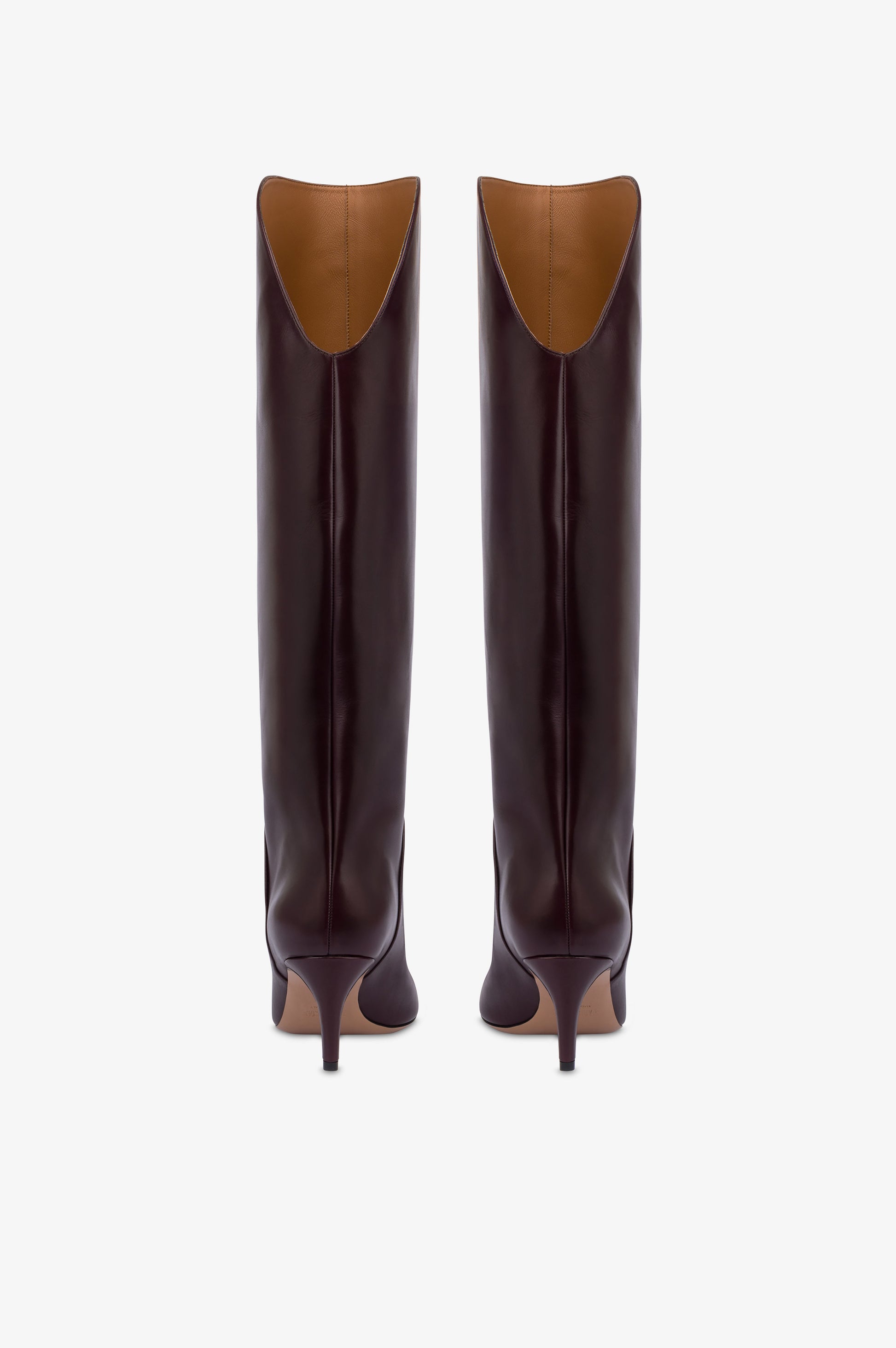 Stiefel aus Kalbsleder in der Farbe Pinot Noir.