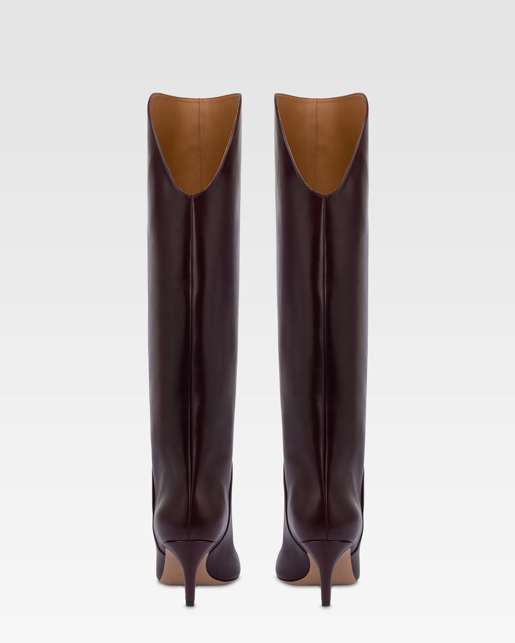 Stiefel aus Kalbsleder in der Farbe Pinot Noir.