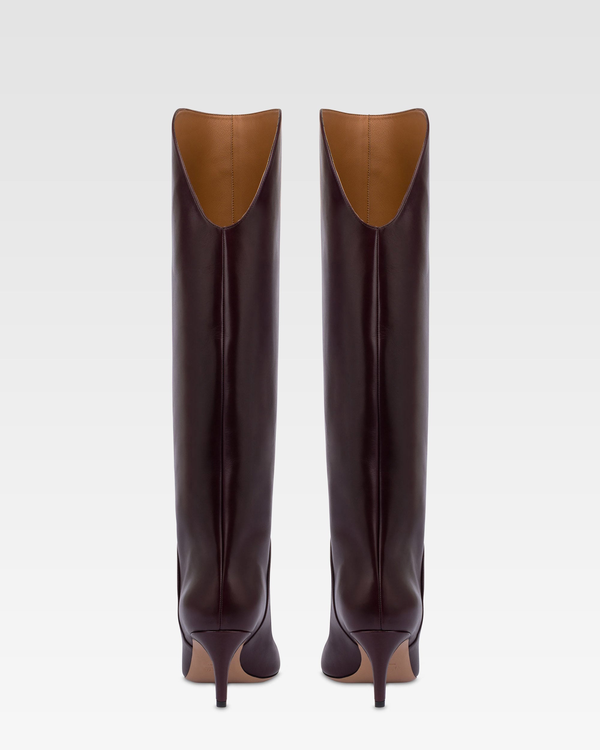 Stiefel aus Kalbsleder in der Farbe Pinot Noir.